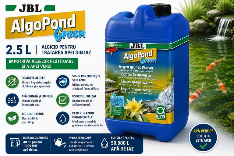 Infografic comercial pentru algicidul JBL AlgoPond Green în flacon de 2.5L. În centru este prezentat bidonul de produs, în stânga sunt listate caracteristicile pentru eliminarea rapidă a apei verzi și a algelor în suspensie, iar în dreapta o comparație vizuală arată transformarea apei din stadiul de „supă verde” într-o apă limpede cu pești koi.