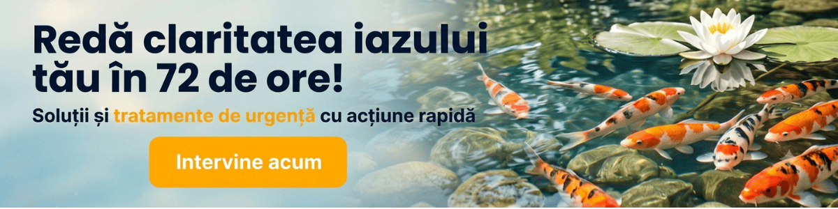 Banner promoțional PetPlaza cu textul „Redă claritatea iazului tău în 72 de ore! Soluții și tratamente de urgență cu acțiune rapidă”. În partea dreaptă a imaginii, mai mulți pești koi multicolori înoată în apa cristalină a unui iaz de grădină, lângă o floare de nufăr alb.