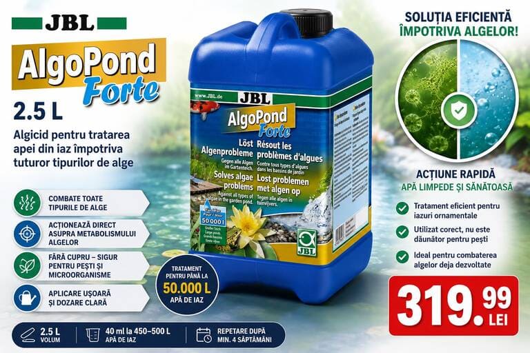 Infografic comercial PetPlaza pentru algicidul JBL AlgoPond Forte în flacon de 2.5L. În centru este prezentat bidonul de produs, în stânga sunt listate caracteristicile de combatere a tuturor tipurilor de alge, iar în dreapta sus apare un cerc comparativ care ilustrează eliminarea algelor pentru o apă limpede și sănătoasă în iaz.